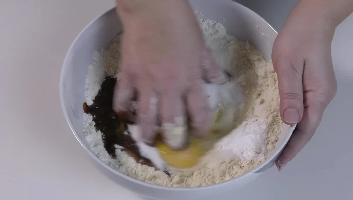 Amalgamare tutti gli ingredienti fino ad ottenere un composto omogeneo.