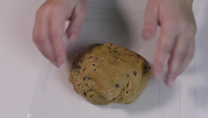 Formare un panetto, avvolgerlo nella pellicola e lasciarlo riposare in frigo per un'ora.