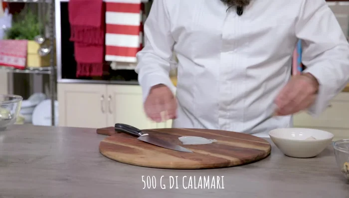 Tagliare i calamari a striscioline sottili (127.369).