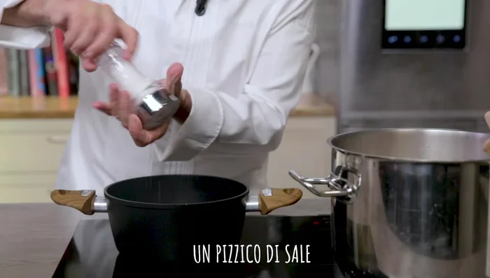 Preparare la colatura di pomodoro facendo sobbollire pomodori datterini, zucchero, sale, aglio e acqua. Frullare bene dopo aver tolto l'aglio (268.33).
