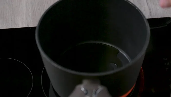 Aprire le vongole in una pentola capiente con olio, aglio schiacciato e vino bianco (33.97).