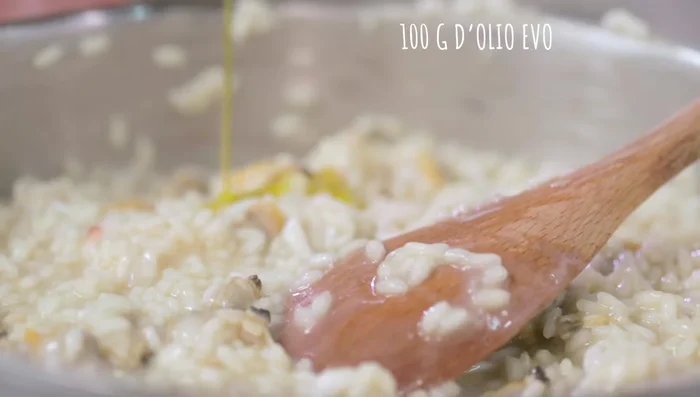 Mantecare il risotto fuori dal fuoco con olio, peperoncino, pepe bianco, basilico fresco e colatura di pomodoro (441.93).