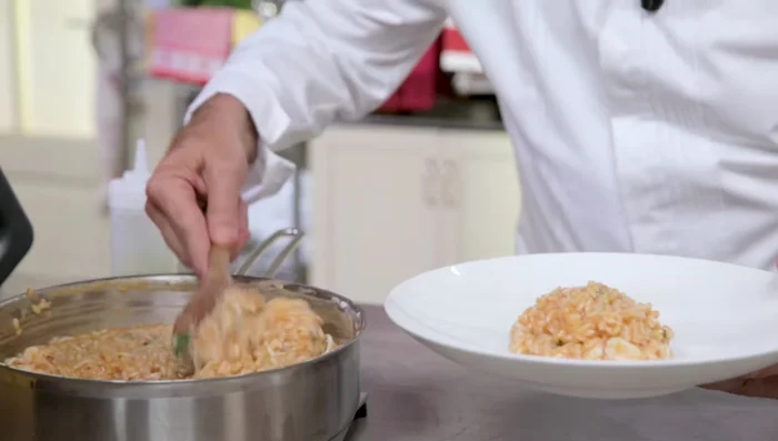 Impiattare il risotto, aggiungere le triglie e guarnire con olio e prezzemolo (557.74).