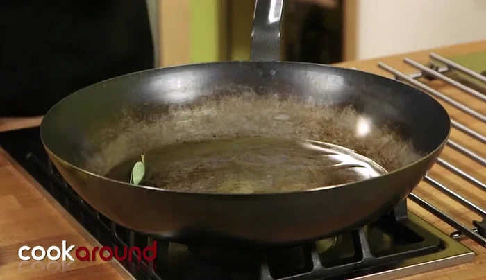 Aggiungere 2-3 foglioline di salvia alla padella.