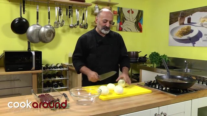 Affettare finemente due cipolle grandi.
