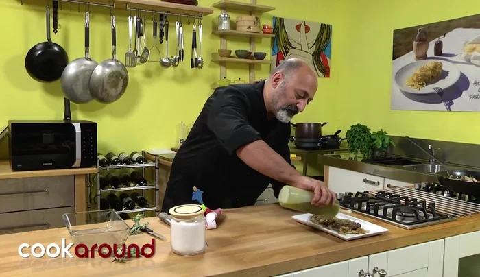 Impiattare guarnendo con qualche foglia di salvia e un filo d'olio a crudo (facoltativo).