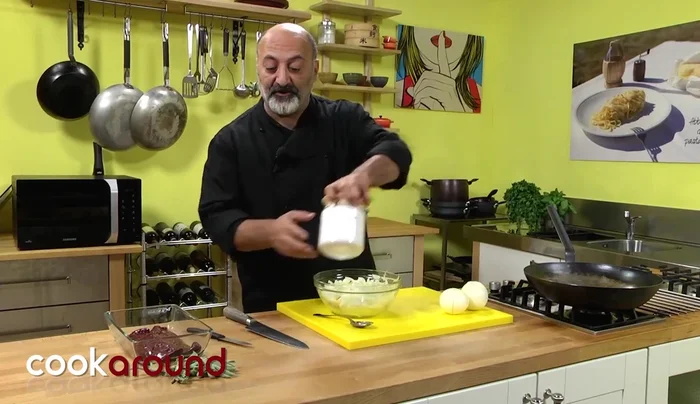 Cuocere le cipolle nel forno a microonde ad alta potenza per 5-6 minuti.