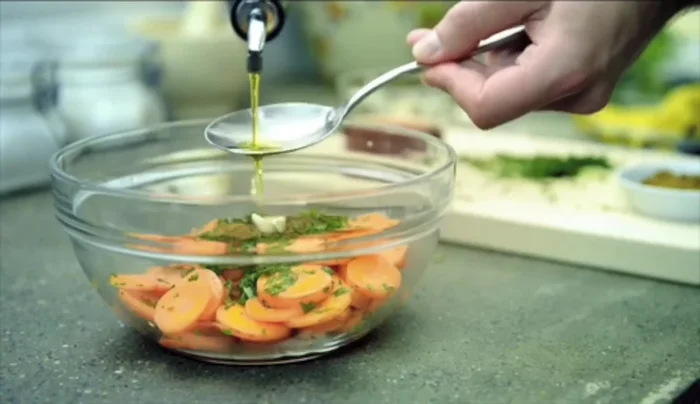 In una ciotola, uniamo le carote, il prezzemolo, il cumino, l'aglio, l'aceto e l'olio. Mescoliamo bene e aggiustiamo di sale e pepe (125.96).