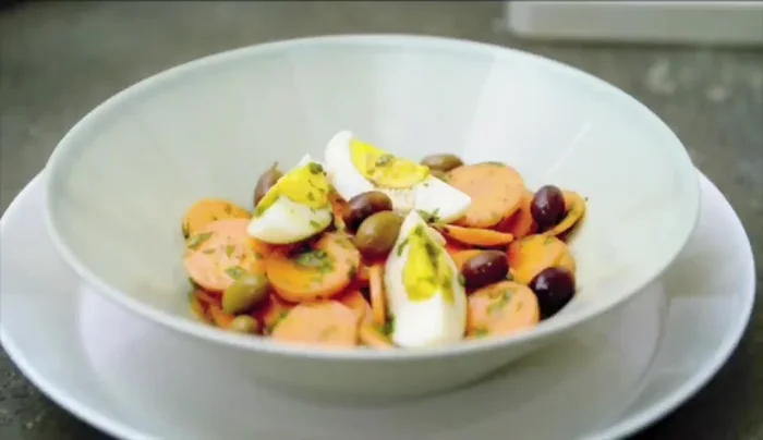 Uniamo all'insalata di carote le olive e le uova (162.39).