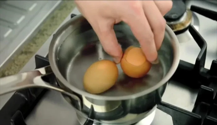 Mettiamo a rassodare le uova in un pentolino con acqua fredda. Per essere perfettamente sode, dovranno cuocere 8 minuti dall'ebollizione (86.149).