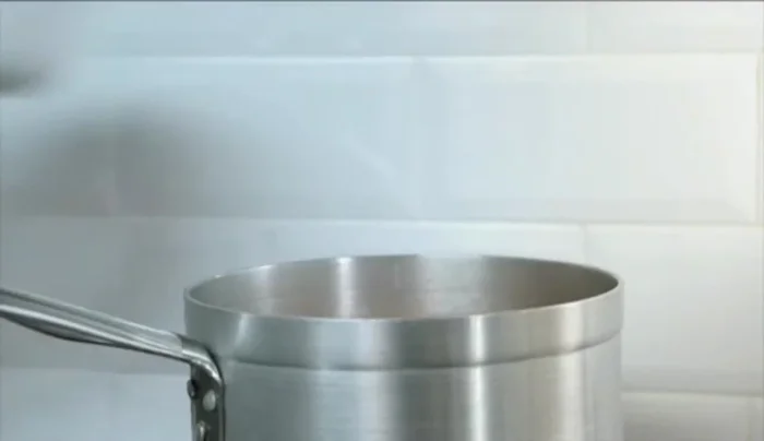 Tuffiamo le carote in acqua bollente e le cuociamo finché non saranno appena tenere (93.289).