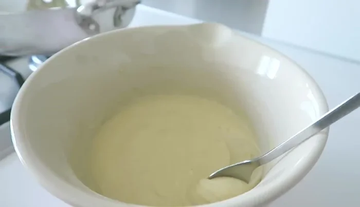 Con due cucchiaini, raccogliere un po' di impasto e farlo scivolare nell'olio bollente, dando una forma a mandorla o rotonda.