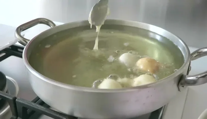 Friggere le frittelle, girandole solo quando necessario, fino a doratura. Assicurarsi che la temperatura dell'olio rimanga costante.