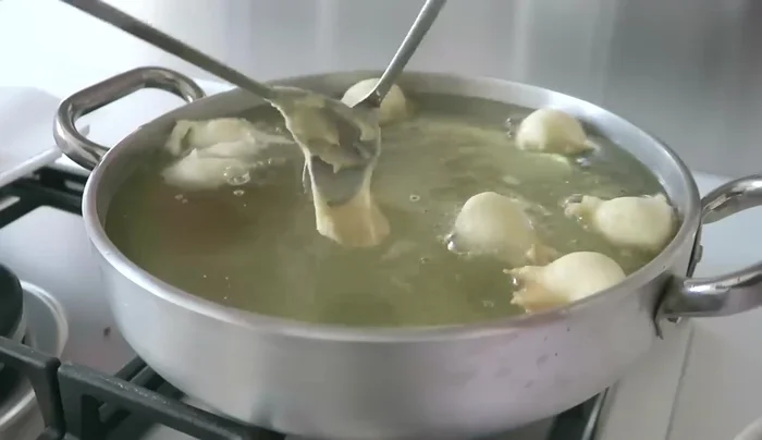 Scolare le frittelle su carta assorbente per eliminare l'olio in eccesso.