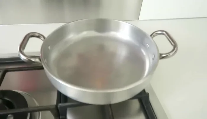 Mettere sul fuoco medio una padella ampia con 1 litro di olio di arachidi. L'altezza dell'olio nella pentola deve essere di almeno 6 cm.