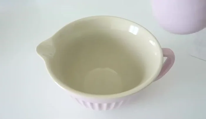 In una ciotola, mescolare il latte, la scorza e il succo di limone, l'estratto di vaniglia e l'olio di semi. Aggiungere l'uovo e sbattere con una frusta fino ad amalgamare.