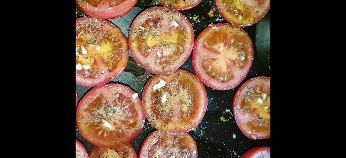 Infornare in forno preriscaldato a 180°C per circa 25 minuti (regolare il tempo in base alla dimensione dei pomodorini).