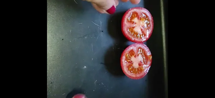 Tagliare a metà i pomodorini.