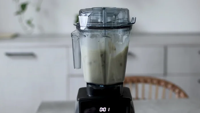 Frullare fino ad ottenere una crema liscia e omogenea. Se si preferisce un gelato leggermente granuloso, utilizzare un mixer da cucina o fermarsi prima di ottenere un composto completamente liscio.