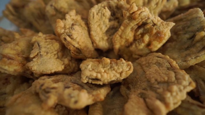 Preparare la pastella: In una ciotola, sbattere le uova con il sale (2.48).
