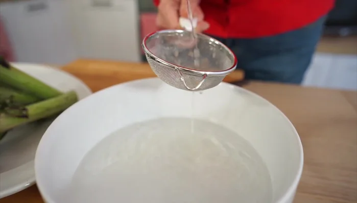 Immergere i carciofi in acqua e succo di limone per evitare l'ossidazione (235.38).