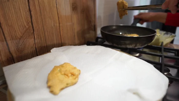 Scolare i carciofi fritti su carta assorbente (433.16).