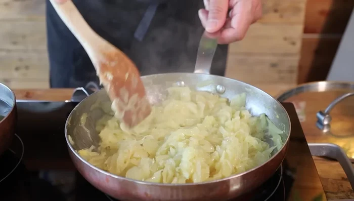 Scolare le cipolle: togliere il coperchio e farle rosolare fino a quando saranno ben dorate (199.84).