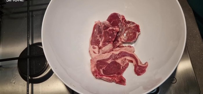In una ciotola, unire l'agnello, le patate a pezzi, l'aglio tritato, il rosmarino (fresco o secco), il peperoncino, sale, pepe e un goccio di olio.