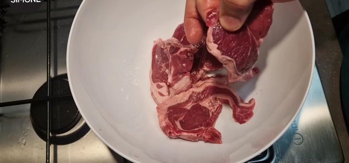 Tagliare l'agnello a pezzi, come si faceva una volta (a mano libera, non a julienne!).