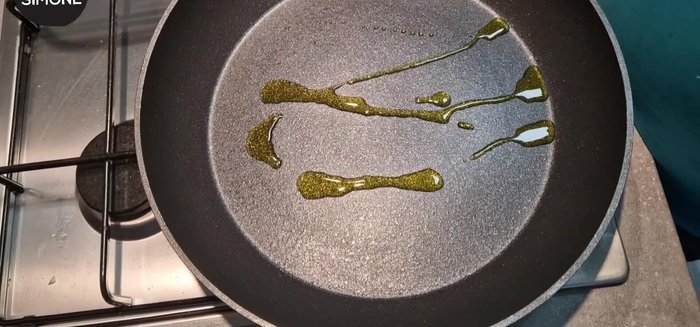 Aggiungere un goccio di olio nella padella calda.