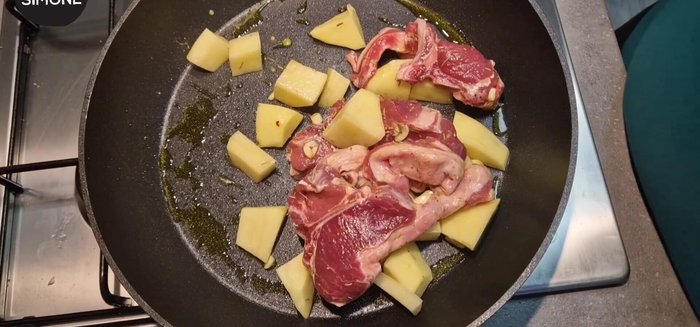 Aggiungere il composto di agnello e patate nella padella.