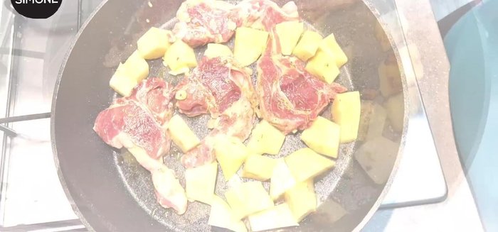 Abbassare la fiamma, coprire e cuocere per circa mezz'ora, girando a metà cottura.