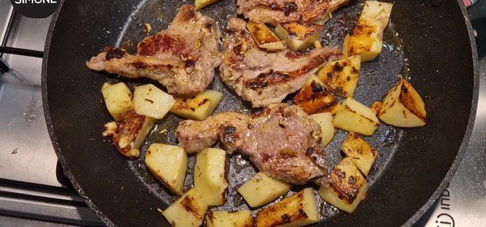 Aggiungere una spruzzata di vino a metà cottura.