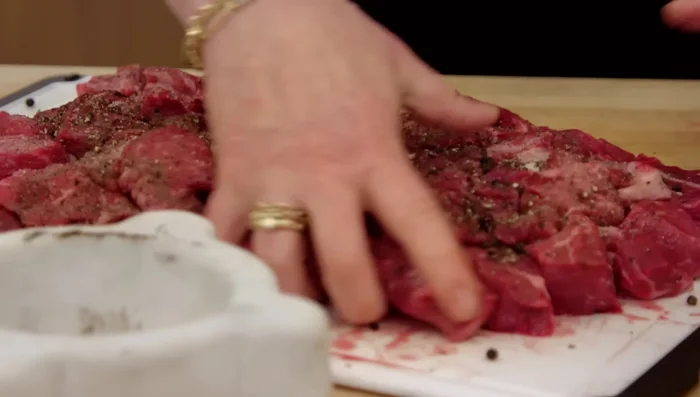 Versare il vino rosso nella pentola (487.72).