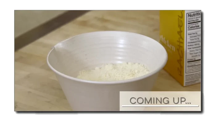 Preparare la polenta seguendo le istruzioni sulla confezione (750.16). Utilizzare brodo caldo anziché acqua per arricchire il sapore (840.079).