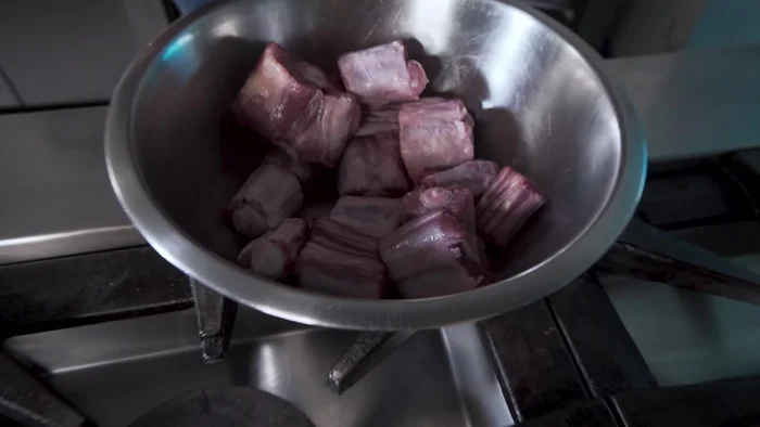 Preparare il soffritto: tritare finemente sedano, carote e cipolle.