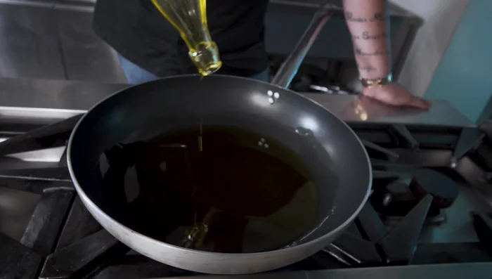 Rosolare il soffritto in una padella con un filo d'olio (evitare di esagerare).
