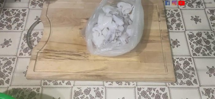 Mettere i calamari in un sacchetto trasparente con abbondante farina di semola rimacinata (per una maggiore doratura e croccantezza). Agitare il sacchetto per impanare uniformemente. (0:93.6)
