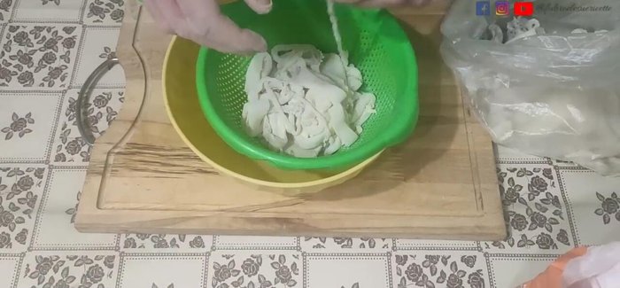 Utilizzare uno scolapasta per rimuovere la farina in eccesso, evitando bruciature durante la frittura. (1:33.4)