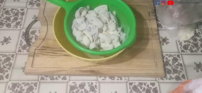 Friggere i calamari in olio di semi di arachidi a 180°C. Controllare la temperatura con un termometro. Friggere a fiamma alta fino a doratura. (1:41.879)