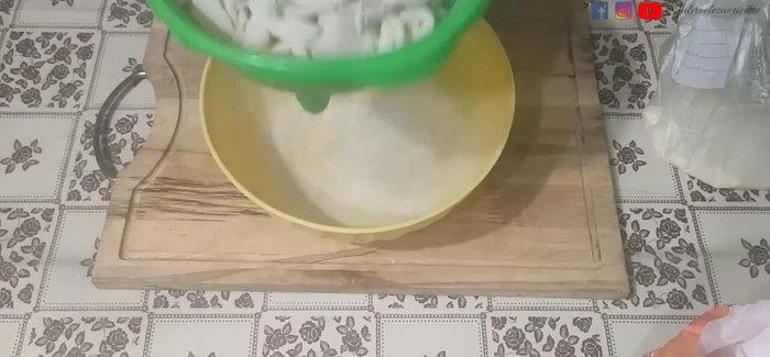 Scolare i calamari fritti e metterli su un piatto con fette di limone. Salare solo alla fine per evitare che la frittura diventi morbida. (1:54.03)