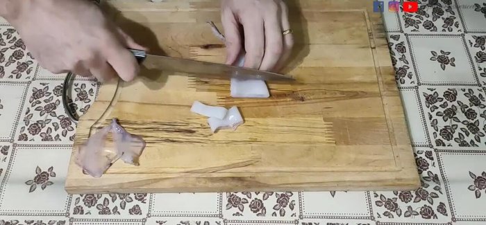 Tagliare i calamari a rondelle spesse 1,5-2 cm (non troppo sottili). Tagliare a metà la testa e i tentacoli. (0:47.579)