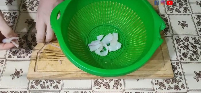 Mettere i calamari in una ciotola con scolapasta per farli asciugare in frigorifero per mezza giornata. Quindi tamponarli bene con carta assorbente. Questa fase è fondamentale per una frittura croccante! (0:67.59)