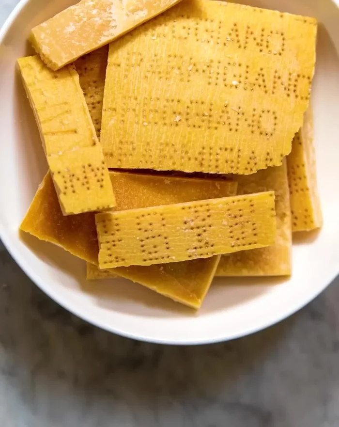 Aggiungere le croste di parmigiano (facoltativo) durante la cottura.