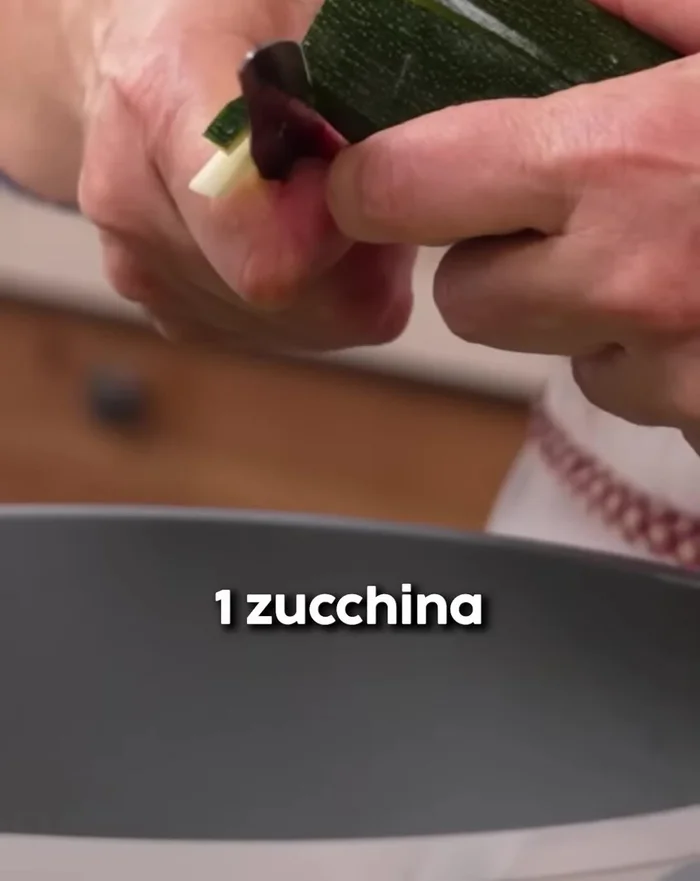 Tagliare a cubetti 1 zucchina e 2 patate.