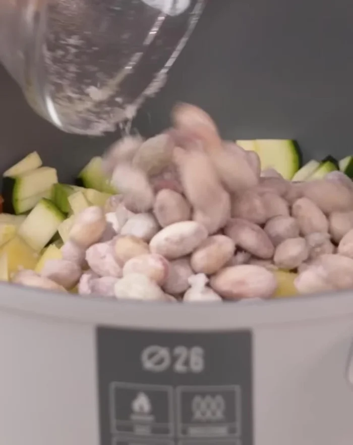 Aggiungere 200g di fagioli surgelati, 200g di piselli e 100g di bietola tagliata a pezzi.