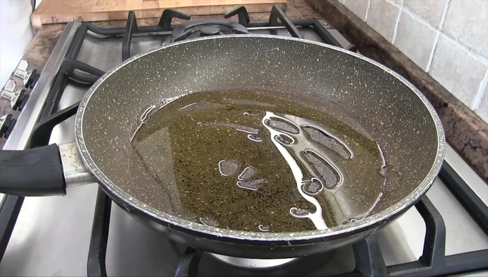 In una padella, far soffriggere in abbondante olio extravergine d'oliva uno spicchio d'aglio schiacciato e il rosmarino (161.879). Aggiungere le patate e cuocere per 5-10 minuti, fino a quando saranno croccanti fuori e tenere dentro (191.799).