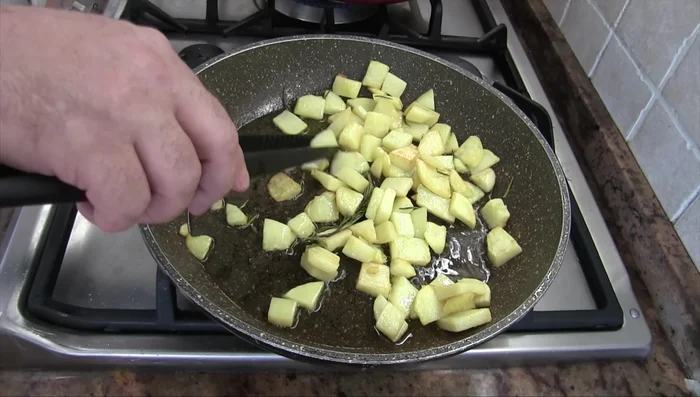 Scolare le patate con una schiumarola, lasciando l'olio nella padella per la frittata (231.519).