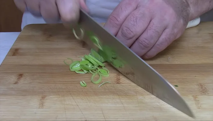 Tagliare le zucchine a rondelle e metterle in acqua (306.68).