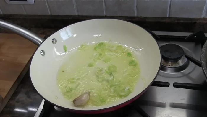 Aggiungere le zucchine al soffritto e cuocere a fuoco medio-alto fino a quando saranno croccanti (380.919).